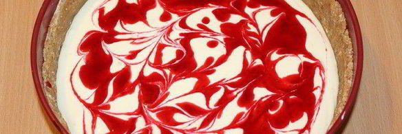 чизкейк с маскарпоне и брусничным соусом