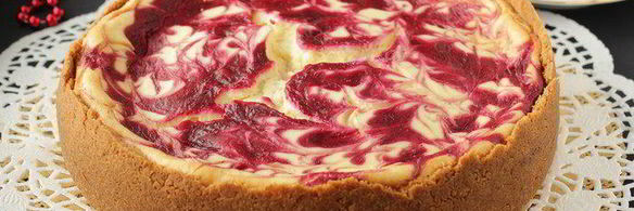 чизкейк с маскарпоне и брусничным соусом