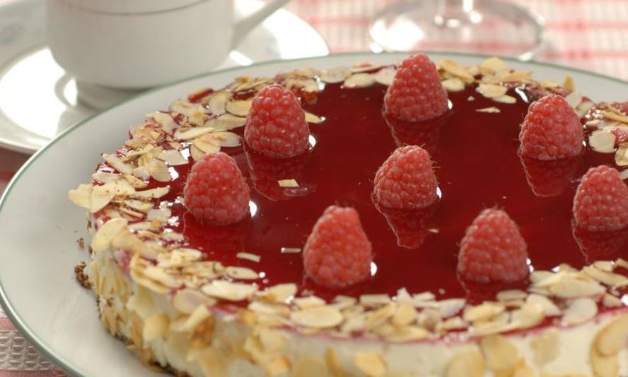 Рецепт миндального чизкейка с малиной
