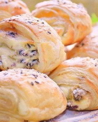 Домашние слойки с творожной начинкой и изюмом