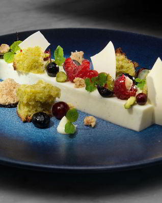 Йогуртовое желе с фисташковым кексом и ягодами