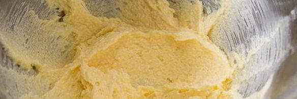 йогуртовые вишневые кексики с шоколадной крошкой