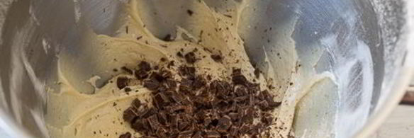 йогуртовые вишневые кексики с шоколадной крошкой