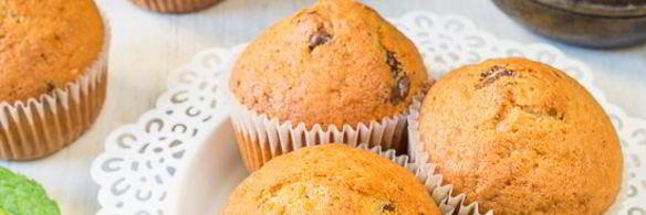 йогуртовые вишневые кексики с шоколадной крошкой