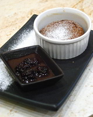 Классический фондан с ежевичным соусом