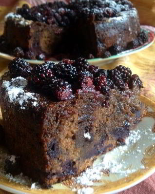 Кофейный кекс с черникой, ежевикой и кардамоном