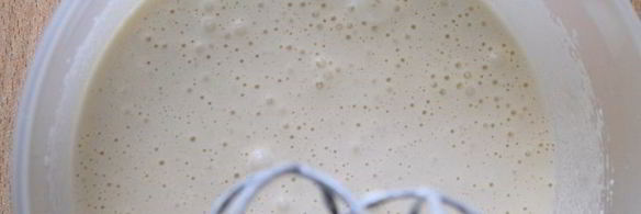 кокосовый кекс с бананами и вишней