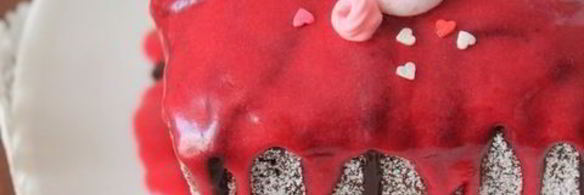 кокосовый кекс с бананами и вишней