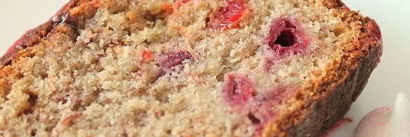 кокосовый кекс с бананами и вишней