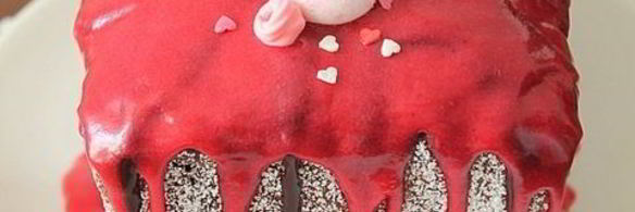 кокосовый кекс с бананами и вишней