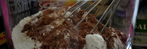 красные бархатные капкейки