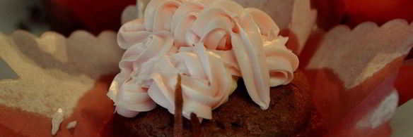 красные бархатные капкейки