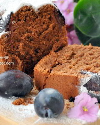 Шоколадно-миндальный кекс со сливами