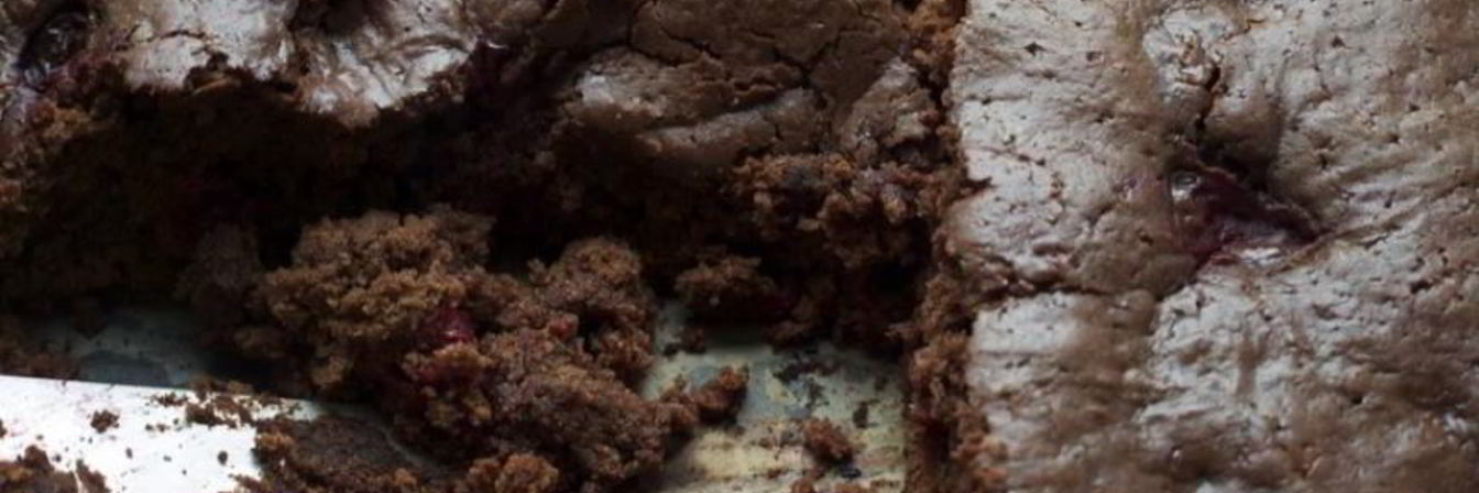 Шоколадный фондан с вишней