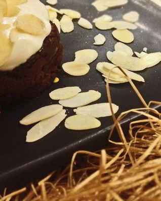 Шоколадный лавовый фондан со взбитыми сливками и лепестками миндаля