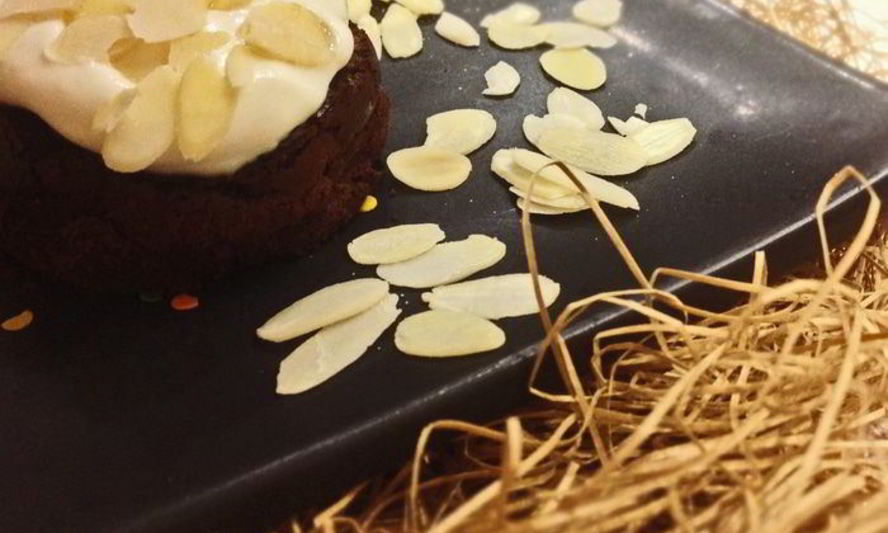 Рецепт шоколадного лавового фондана со взбитыми сливками и лепестками миндаля