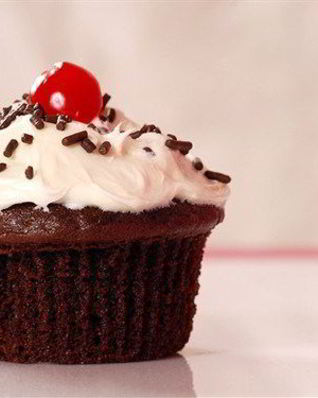 Шоколадные мини-кексы с вишнями