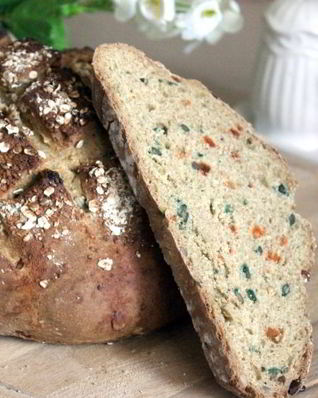 Бездрожжевой многозерновой хлеб с семечками и цукатами