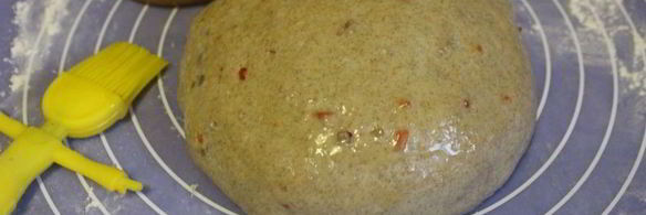 бездрожжевой многозерновой хлеб с семечками и цукатами