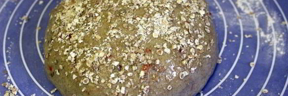 бездрожжевой многозерновой хлеб с семечками и цукатами