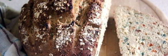 бездрожжевой многозерновой хлеб с семечками и цукатами