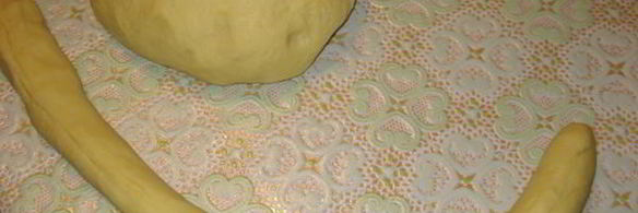 каравай круглый сладкий дрожжевой хлеб