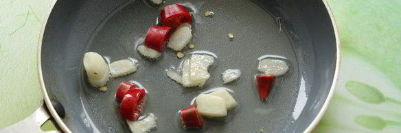 хлеб с тыквой, чесноком и перцем