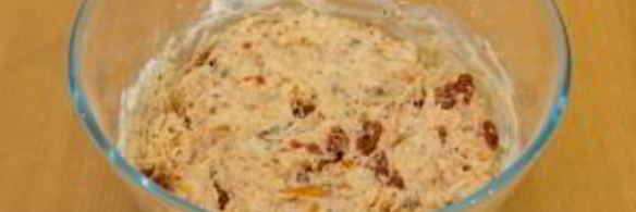 хлеб с вялеными помидорами, сыром и тимьяном