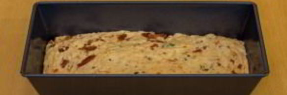 хлеб с вялеными помидорами, сыром и тимьяном