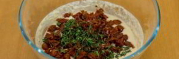 хлеб с вялеными помидорами, сыром и тимьяном