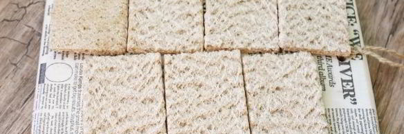 хлебцы с красной икрой и укропно-творожным муссом