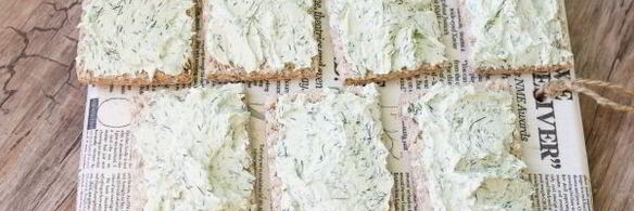 хлебцы с красной икрой и укропно-творожным муссом