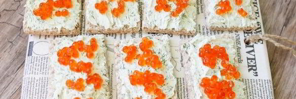 хлебцы с красной икрой и укропно-творожным муссом