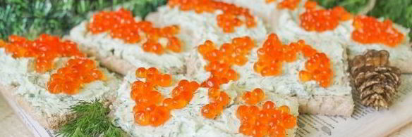 хлебцы с красной икрой и укропно-творожным муссом