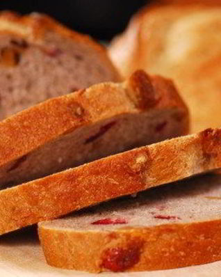 Клубничный хлеб с орехами