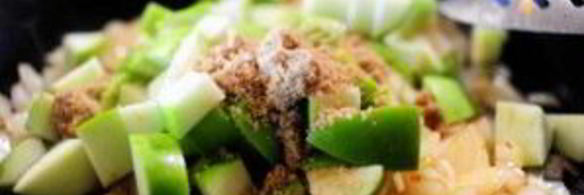 кукурузный хлеб с колбасой и яблоками