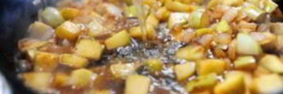 кукурузный хлеб с колбасой и яблоками