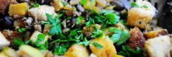 кукурузный хлеб с колбасой и яблоками