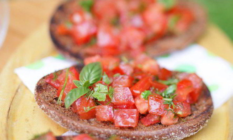 Рецепт тостов из ржаного хлеба с помидорами