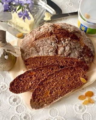 Цельнозерновой содовый хлеб с тмином, изюмом и овсяными хлопьями