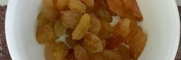 цельнозерновой содовый хлеб с тмином, изюмом и овсяными хлопьями