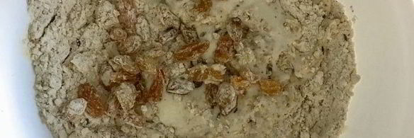 цельнозерновой содовый хлеб с тмином, изюмом и овсяными хлопьями