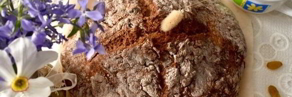 цельнозерновой содовый хлеб с тмином, изюмом и овсяными хлопьями