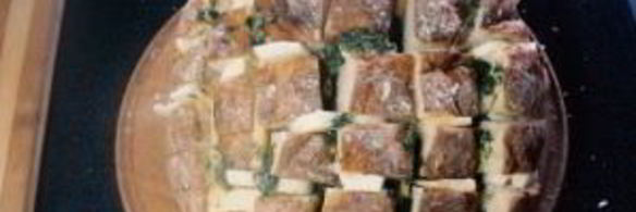 закусочный хлеб с сыром и зеленью