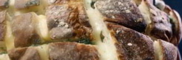 закусочный хлеб с сыром и зеленью