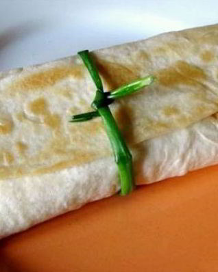 Лаваш с колбасой и помидорами