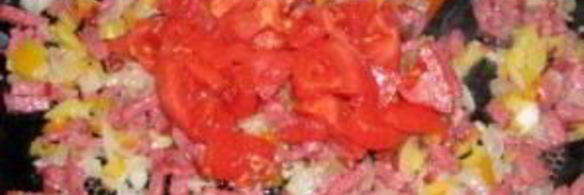 лаваш с колбасой и помидорами