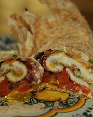 Лаваш с жареными яйцами, сладким перцем и луком