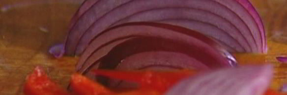 лаваш с жареными яйцами, сладким перцем и луком