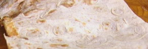 лаваш с жареными яйцами, сладким перцем и луком